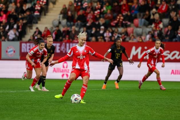 Pernille Harder FC Bayern Muenchen, 21 on penalty kick, GER, FC Bayern Muenchen vs 1 FC Koeln, Football, Google Pixel Frauen Bundesliga, 7 Spieltag, Saison 2025 2026, 19 10 2025, DFL DFB REGULATIONS PROHIBIT ANY USE OF PHOTOGRAPHS as IMAGE SEQUENCES and or QUASI VIDEO, GER, FC Bayern Muenchen vs 1 FC Koeln, Football, Google Pixel Frauen Bundesliga, 7 Spieltag, Saison 2025 2026, 19 10 2025 Muenchen Copyright: xEibner-Pressefoto JennixMaulx EP_JML
