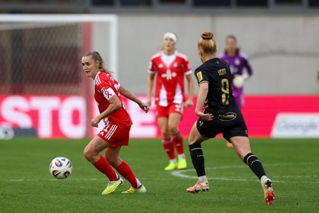 Georgia Stanway FC Bayern Muenchen, 31 with Laura Vogt 1 FC Koeln, 08 , GER, FC Bayern Muenchen vs 1 FC Koeln, Football, Google Pixel Womens Bundesliga, 7 Matchday, Season 2025 2026, 19 10 2025, DFL DFB REGULATIONS PROHIBIT ANY USE OF PHOTOGRAPHS as IMAGE SEQUENCES and or QUASI VIDEO, GER, FC Bayern Muenchen vs 1 FC Koeln, Football, Google Pixel Frauen Bundesliga, 7 Spieltag, Saison 2025 2026, 19 10 2025 Muenchen Copyright: xEibner-Pressefoto JennixMaulx EP_JML