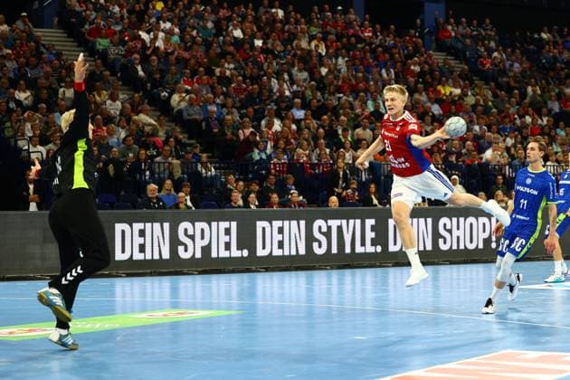 Handball I Men I Season 2025 2026 I Bundesliga I 9 Matchday I HSV Hamburg VFL Gummersbach I 19 10 2025 Bertram Obling 16, VFL Gummersbach Frederik Bo Andersen 21, HSV Hamburg Hamburg Barclaycard Arena Hamburg Germany Copyright: xLobeca RalfxHomburgx
