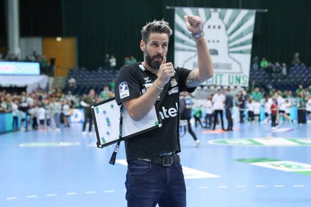 19 10 2025, xgox, Handball Daikin HBL, SC DHfK Leipzig SC Magdeburg emspor, f l Bennet Wiegert Magdeburg, coach celebrating the victory, cheering after the end of the game Leipzig