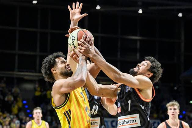 GER, Berlin, Basketball, Alba Berlin vs ratiopharm Ulm Round of 16 in the BBL Cup in the Max Schmeling Halle , BBL, in the picture from l Norris Agbakoko Alba Berlin , Len Schormann Ulm, 1 , duel, action, fight, fights for the ball, 19 10 2025 Copyright: HMBxMedia UwexKoch