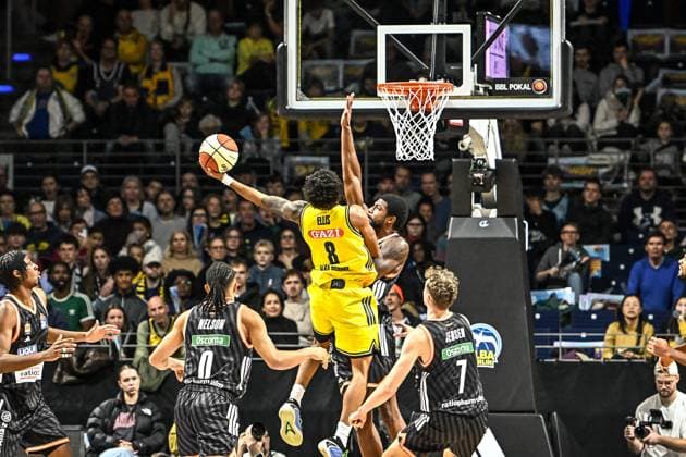 19 10 2025, xlakx, Basketball easyCredit BBL Pokal Round of 16, Alba Berlin Ratiopharm Ulm v l Boogie Ellis Alba Berlin goes for the basket Berlin Daniel Lakomski