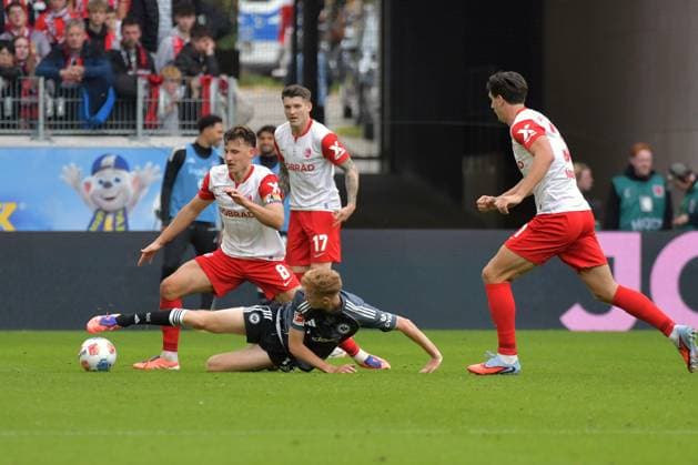 19 10 2025, xblx, Soccer 1 Bundesliga, SC Freiburg Eintracht Frankfurt v l Maximilian Eggestein SC Freiburg Hugo Larsson Eintracht Frankfurt Zweikampf, Aktion, action, battle for the ball DFL DFB REGULATIONS PROHIBIT ANY USE OF PHOTOGRAPHS as IMAGE SEQUENCES and or QUASI VIDEO Freiburg