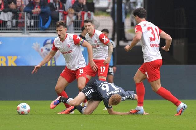 19 10 2025, xblx, Soccer 1 Bundesliga, SC Freiburg Eintracht Frankfurt v l Maximilian Eggestein SC Freiburg Hugo Larsson Eintracht Frankfurt Zweikampf, Aktion, action, battle for the ball DFL DFB REGULATIONS PROHIBIT ANY USE OF PHOTOGRAPHS as IMAGE SEQUENCES and or QUASI VIDEO Freiburg