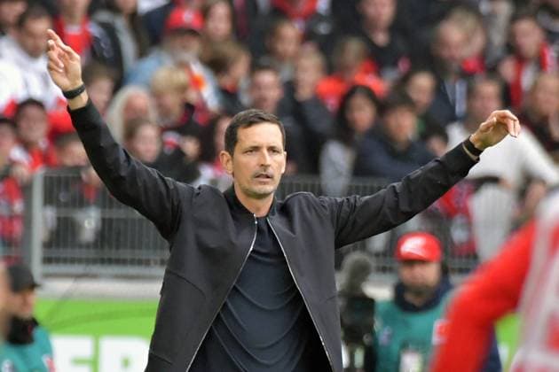 19 10 2025, xblx, Soccer 1 Bundesliga, SC Freiburg Eintracht Frankfurt v l Coach Dino Toppmöller Toppmoeller Eintracht Frankfurt gives instructions, gesticulates, gesticulate with arms gives instructions, gesticulate DFL DFB REGULATIONS PROHIBIT ANY USE OF PHOTOGRAPHS as IMAGE SEQUENCES and or QUASI VIDEO Freiburg
