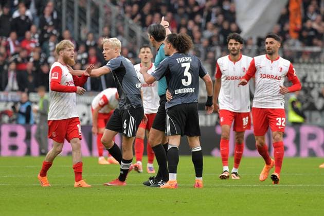 19 10 2025, xblx, Soccer 1 Bundesliga, SC Freiburg Eintracht Frankfurt v l Niklas Beste SC Freiburg Oscar Hojlund Hoejlund Hojlund Eintracht Frankfurt Referee Referee Deniz Aytekin Arthur Theate Eintracht Frankfurt DFL DFB REGULATIONS PROHIBIT ANY USE OF PHOTOGRAPHS as IMAGE SEQUENCES and or QUASI VIDEO Freiburg