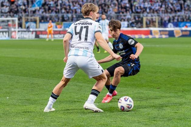 Fight for the ball duel between Clemens Lippmann TSV 1860 Muenchen, 41 and JanSimon Symalla MSV Duisburg, 23 GER, TSV 1860 Muenchen vs MSV Duisburg, Football, 3 Bundesliga, Matchday 11, Season 2025 2026, 19 10 2025 DFL DFB REGULATIONS PROHIBIT ANY USE OF PHOTOGRAPHS as IMAGE SEQUENCES and or QUASI VIDEO GER, TSV 1860 Muenchen vs MSV Duisburg, Football, 3 Bundesliga, Matchday 11, Season 2025 2026, 19 10 2025 Muenchen Copyright: xEibner-Pressefoto HeikexFeinerx EP_HFR