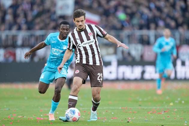 Bazoumana TourÃ (TSG 1899 Hoffenheim) und Adam Dzwigala (FC St. Pauli) im Zweikampf waehrend des spiels der Bundesliga zwischen FC St. Pauli und TSG Hoffenheim, Millerntor-Stadion am 19. October 2025 in Hamburg, Deutschland. (Foto von Alex Gottschalk DeFodi Images) +++ Bazoumana TourÃ (TSG 1899 Hoffenheim) und Adam Dzwigala (FC St. Pauli) battle for the ball during the Bundesliga match between FC St. Pauli and TSG Hoffenheim at Millerntor-Stadion on October 19, 2025 in Hamburg, Germany. (Photo by Alex Gottschalk DeFodi Images) DFL regulations prohibit any use of photographs as image sequences and or quasi-video. (Photo by Alex Gottschalk DeFodi Images) DFL regulations prohibit any use of photographs as image sequences and or quasi-video. Bazoumana TourÃ TSG 1899 Hoffenheim and Adam Dzwigala FC St Pauli in a duel during the Bundesliga match between FC St Pauli and TSG Hoffenheim, Millerntor Stadion on October 19, 2025 in Hamburg, Germany Photo by Alex Gottschalk DeFodi Images Bazoumana TourÃ TSG 1899 Hoffenheim and Adam Dzwigala FC St Pauli battle for the ball during the Bundesliga match between FC St Pauli and TSG Hoffenheim at Millerntor Stadion on October 19, 2025 in Hamburg, Germany Photo by Alex Gottschalk DeFodi Images DFL regulations prohibit any use of photographs as image sequences and or quasi video Photo by Alex Gottschalk DeFodi Images DFL regulations prohibit any use of photographs as image sequences and or quasi video