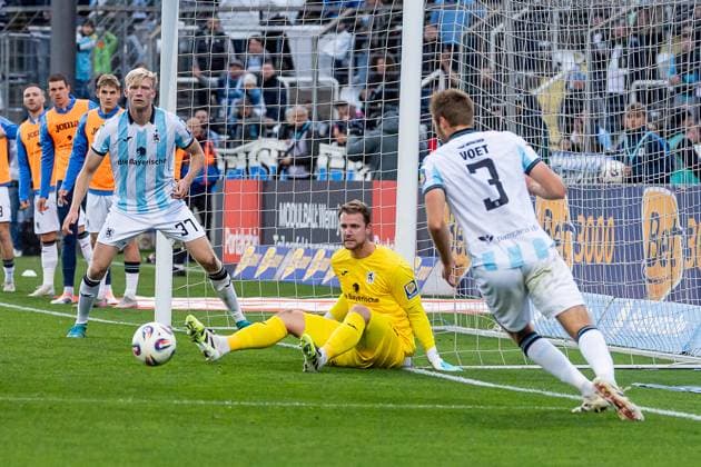 Maximilian Braune goalkeeper, MSV Duisburg, 01 prevents a goal against Raphael Schifferl TSV 1860 Muenchen, 37 and Siemen Voet TSV 1860 Muenchen, 03 GER, TSV 1860 Muenchen vs MSV Duisburg, Football, 3 Bundesliga, Matchday 11, Season 2025 2026, 19 10 2025 DFL DFB REGULATIONS PROHIBIT ANY USE OF PHOTOGRAPHS as IMAGE SEQUENCES and or QUASI VIDEO GER, TSV 1860 Muenchen vs MSV Duisburg, Football, 3 Bundesliga, 11 Matchday, Season 2025 2026, 19 10 2025 Muenchen Copyright: xEibner-Pressefoto HeikexFeinerx EP_HFR