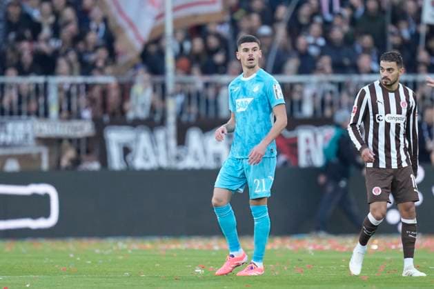Albian Hajdari (TSG 1899 Hoffenheim) schaut waehrend des spiels der Bundesliga zwischen FC St. Pauli und TSG Hoffenheim, Millerntor-Stadion am 19. October 2025 in Hamburg, Deutschland. (Foto von Alex Gottschalk DeFodi Images) +++ Albian Hajdari (TSG 1899 Hoffenheim) looks on during the Bundesliga match between FC St. Pauli and TSG Hoffenheim at Millerntor-Stadion on October 19, 2025 in Hamburg, Germany. (Photo by Alex Gottschalk DeFodi Images) DFL regulations prohibit any use of photographs as image sequences and or quasi-video. (Photo by Alex Gottschalk DeFodi Images) DFL regulations prohibit any use of photographs as image sequences and or quasi-video. Albian Hajdari TSG 1899 Hoffenheim looks on during the Bundesliga match between FC St Pauli and TSG Hoffenheim, Millerntor Stadion on October 19, 2025 in Hamburg, Germany Photo by Alex Gottschalk DeFodi Images Albian Hajdari TSG 1899 Hoffenheim looks on during the Bundesliga match between FC St Pauli and TSG Hoffenheim at Millerntor Stadion on October 19, 2025 in Hamburg, Germany Photo by Alex Gottschalk DeFodi Images DFL regulations prohibit any use of photographs as image sequences and or quasi video Photo by Alex Gottschalk DeFodi Images DFL regulations prohibit any use of photographs as image sequences and or quasi video