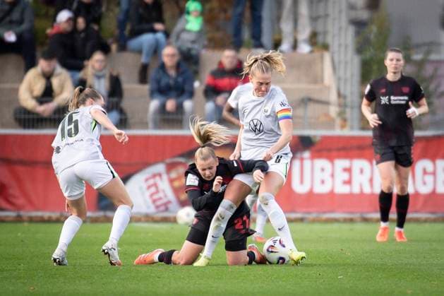 Womens soccer Bundesliga Bayer 04 Leverkusen VfL Wolgsburg, 19 10 2025 Janina Minge VfL Wolfsburg, 6 and Vanessa Fudalla Bayer 04 Leverkusen, 21 in a duel Bayer 04 Leverkusen VfL Wolgsburg on matchday 7 of the Google Pixel Womens Bundesliga on 19 10 2025 at Ulrich Haberland Stadium in Leverkusen North Rhine-Westphalia DFL REGULATIONS PROHIBIT ANY USE OF PHOTOGRAPHS AS IMAGE SEQUENCES AND OR QUASI VIDEO Copyright: xBEAUTIFULxSPORTS AxelxKohringx