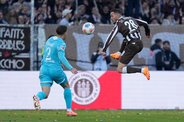 Robin Hranac (TSG 1899 Hoffenheim) und Mathias Pereira Lage (FC St. Pauli) im Zweikampf waehrend des spiels der Bundesliga zwischen FC St. Pauli und TSG Hoffenheim, Millerntor-Stadion am 19. October 2025 in Hamburg, Deutschland. (Foto von Alex Gottschalk DeFodi Images) +++ Robin Hranac (TSG 1899 Hoffenheim) und Mathias Pereira Lage (FC St. Pauli) battle for the ball during the Bundesliga match between FC St. Pauli and TSG Hoffenheim at Millerntor-Stadion on October 19, 2025 in Hamburg, Germany. (Photo by Alex Gottschalk DeFodi Images) DFL regulations prohibit any use of photographs as image sequences and or quasi-video. (Photo by Alex Gottschalk DeFodi Images) DFL regulations prohibit any use of photographs as image sequences and or quasi-video. Robin Hranac TSG 1899 Hoffenheim und Mathias Pereira Lage FC St Pauli im Zweikampf waehrend des spiels der Bundesliga zwischen FC St Pauli und TSG Hoffenheim, Millerntor Stadion am 19 October 2025 in Hamburg, Germany Photo by Alex Gottschalk DeFodi Images Robin Hranac TSG 1899 Hoffenheim und Mathias Pereira Lage FC St Pauli battle for the ball during the Bundesliga match between FC St Pauli and TSG Hoffenheim at Millerntor Stadion on October 19, 2025 in Hamburg, Germany Photo by Alex Gottschalk DeFodi Images DFL regulations prohibit any use of photographs as image sequences and or quasi video Photo by Alex Gottschalk DeFodi Images DFL regulations prohibit any use of photographs as image sequences and or quasi video