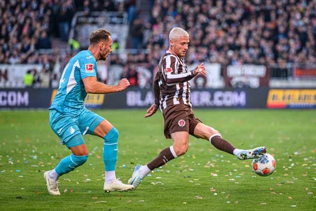 Soccer I Men I Season 2025 2026 I Bundesliga I Matchday 7 I FC St Pauli TSG 1899 Hoffenheim I 19 10 2025 Vladimir Coufal 34, TSG 1899 Hoffenheim Louis Oppie 23, FC St Pauli Hamburg Millerntor Stadion Hamburg Germany Copyright: xLobecax xHenningxRohlfsx