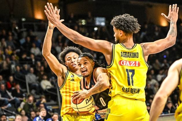 19 10 2025, xlakx, Basketball easyCredit BBL Pokal Round of 16, Alba Berlin Ratiopharm Ulm v l Boogie Ellis Alba Berlin , Nelson Weidemann Ratiophram Ulm , Norris Agbakoko Alba Berlin duel, duel, fight, tackle Berlin Daniel Lakomski