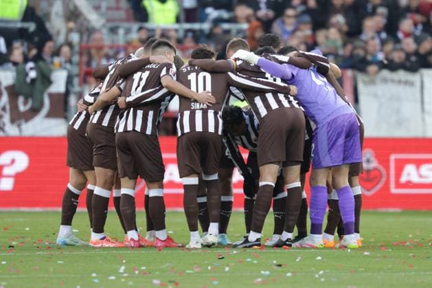 GER, Hamburg, Fußball, DFL, FC St Pauli vs TSG 1899 Hoffenheim , im Millerntor Stadion , 19 10 2025 , v l The team of FC St Pauli makes a circle before the game, cohesion, motivation, team spirit DFL regulations prohibit any use of photographs as image sequences and or quasi video Copyright: HMBxMedia FernandoxSoares