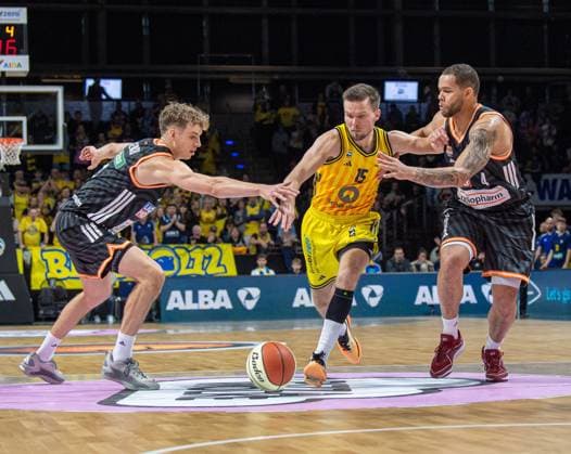 Basketball, Men, Season 2025 2026, BBL Cup Round of 16 , Alba Berlin ratiopharm Ulm, f l Tobias Jensen Ulm , Martin Hermannsson Alba , Christopher Ledlum Ulm , 19 10 2025, Copyright: xSebastianxRäppold MatthiasxKochx