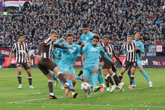 GER, Hamburg, Football, DFL, FC St Pauli vs TSG 1899 Hoffenheim , im Millerntor Stadion , 19 10 2025 , v l Leon Avdullahu TSG 1899 Hoffenheim, 7 waert den Ball ab DFL regulations prohibit any use of photographs as image sequences and or quasi video Copyright: HMBxMedia FernandoxSoares