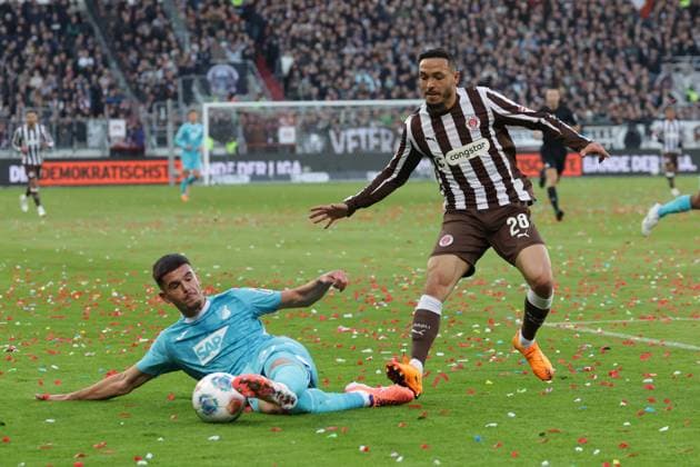 GER, Hamburg, Football, DFL, FC St Pauli vs TSG 1899 Hoffenheim , im Millerntor Stadion , 19 10 2025 , v l Albian Hajdari TSG 1899 Hoffenheim, 21 , Mathias Pereira Lage FC St Pauli ,28 DFL regulations prohibit any use of photographs as image sequences and or quasi video Copyright: HMBxMedia FernandoxSoares