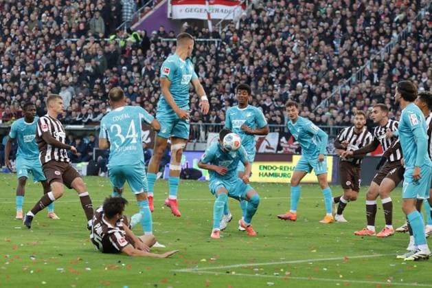 GER, Hamburg, Football, DFL, FC St Pauli vs TSG 1899 Hoffenheim , im Millerntor Stadion , 19 10 2025 , v l Albian Hajdari TSG 1899 Hoffenheim, 21 waert den Ball ab DFL regulations prohibit any use of photographs as image sequences and or quasi video Copyright: HMBxMedia FernandoxSoares