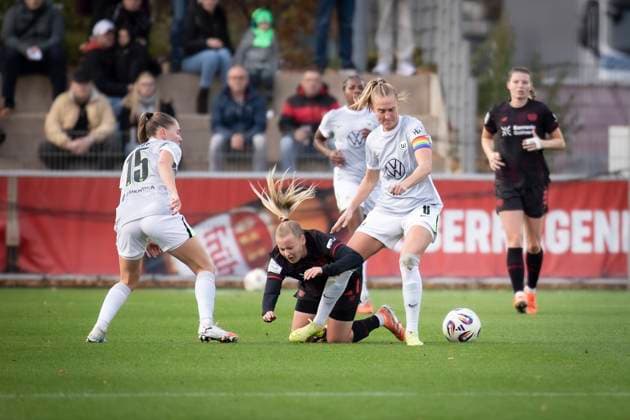 Womens soccer Bundesliga Bayer 04 Leverkusen VfL Wolgsburg, 19 10 2025 Janina Minge VfL Wolfsburg, 6 and Vanessa Fudalla Bayer 04 Leverkusen, 21 in a duel Bayer 04 Leverkusen VfL Wolgsburg on matchday 7 of the Google Pixel Womens Bundesliga on 19 10 2025 at Ulrich Haberland Stadium in Leverkusen North Rhine-Westphalia DFL REGULATIONS PROHIBIT ANY USE OF PHOTOGRAPHS AS IMAGE SEQUENCES AND OR QUASI VIDEO Copyright: xBEAUTIFULxSPORTS AxelxKohringx