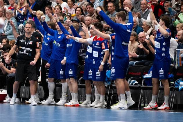Matthias Flohr, HBW Balingen Weilstetten, coach left with celebrating bench, HBW Balingen Weilstetten vs TuS Ferndorf, Handball, 2 Bundesliga, Matchday 8, Season 2025 2026, 19 10 2025 Eibner Pressefoto Andreas Ulmer HBW Balingen Weilstetten vs TuS Ferndorf, Handball, 2 Bundesliga, Matchday 8, Season 2025 2026, 19 10 2025 Balingen Copyright: xEibner-Pressefoto AndreasxUlmerx EP_AUR