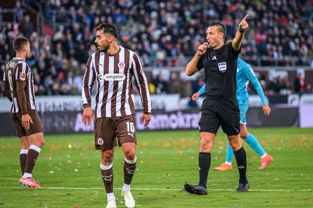 Fußball I Herren I Saison 2025-2026 I Bundesliga I 7. Spieltag I FC St. Pauli - TSG 1899 Hoffenheim I 19.10.2025 Sven Jablonski (Schiedsrichter) Hamburg Millerntor-Stadion Hamburg Deutschland Copyright: xLobecax xHenningxRohlfsx
