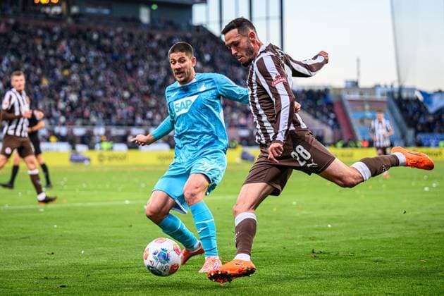 Fußball I Herren I Saison 2025-2026 I Bundesliga I 7. Spieltag I FC St. Pauli - TSG 1899 Hoffenheim I 19.10.2025 Andrej Kramaric (27, TSG 1899 Hoffenheim), Mathias Pereira Lage (28, FC St. Pauli) Hamburg Millerntor-Stadion Hamburg Deutschland Copyright: xLobecax xHenningxRohlfsx