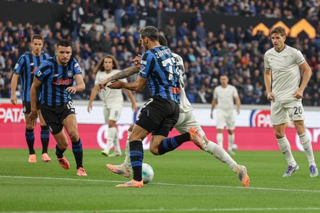 Lazio™s Mattia Zaccagni Atalanta™s Davide Zappacosta during the Serie A soccer match between Atalanta B.C. and S.S. Lazio at the New Balance Stadium in Bergamo, Italy - Sunday, October 19, 2025. - Soccer .  Copyright: xStefanoxNicoli LaPressex