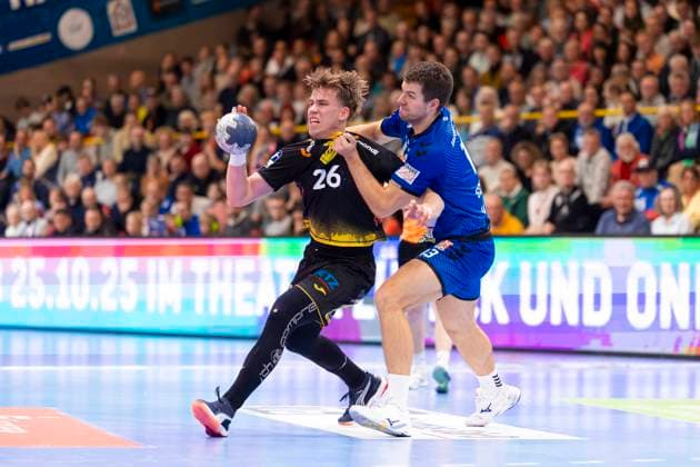 Janis Pavels Valkovskis Nr 26, HSC 2000 Coburg vs Ole Schramm Nr 13, VfL Luebeck Schwartau VfL Luebeck Schwartau vs HSG 2000 Coburg, Handball, 2 Bundesliga, 19 10 25 Luebeck Schleswig Holstein Germany Copyright: xAgentur54Gradx xFelixxKoenigx
