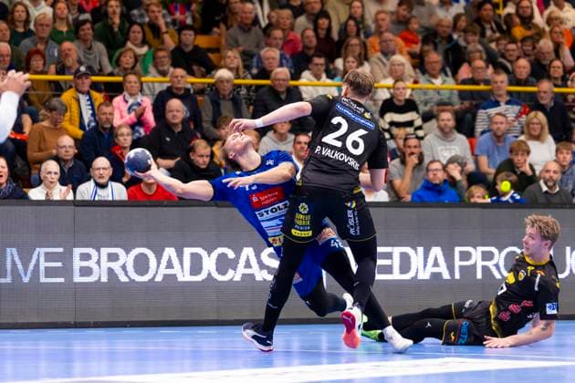 Einar Nickelsen Nr 42, VfL Luebeck Schwartau vs Janis Pavels Valkovskis Nr 26, HSC 2000 Coburg VfL Luebeck Schwartau vs HSG 2000 Coburg, Handball, 2 Bundesliga, 19 10 25 Luebeck Schleswig Holstein Germany Copyright: xAgentur54Gradx xFelixxKoenigx