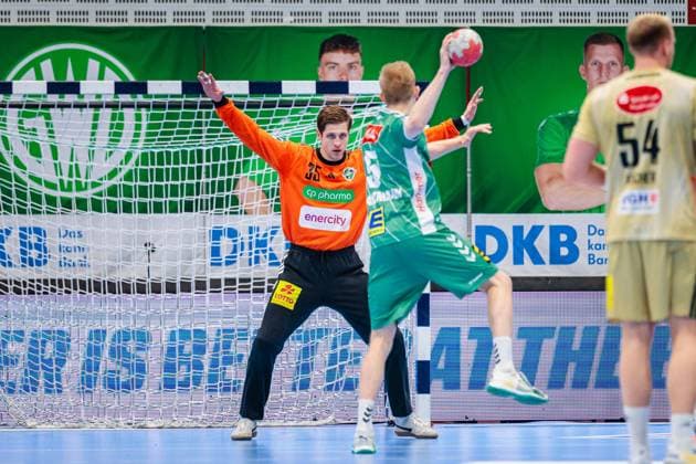 f l Joel Birlehm TSV Hannover Burgdorf, 35 , Florian Kranzmann GWD Minden, 05 at the seven-meter 7 meter throw GER, GWD Minden vs TSV Hannover Burgdorf, Handball, 1 Bundesliga, Matchday 9, Season 2025 2026, 19 10 2025 GER, GWD Minden vs TSV Hannover Burgdorf, Handball, 1 Bundesliga, Matchday 9, Season 2025 2026, 19 10 2025 Luebbecke Copyright: xEibner-Pressefoto JanxRollingerx EP_JSK