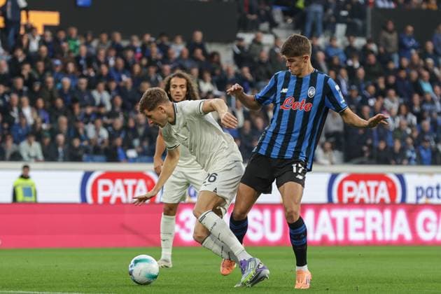 Lazio™s Toma Basic Atalanta s Charles De Ketelaere during the Serie A soccer match between Atalanta B.C. and S.S. Lazio at the New Balance Stadium in Bergamo, Italy - Sunday, October 19, 2025. - Soccer .  Copyright: xStefanoxNicoli LaPressex