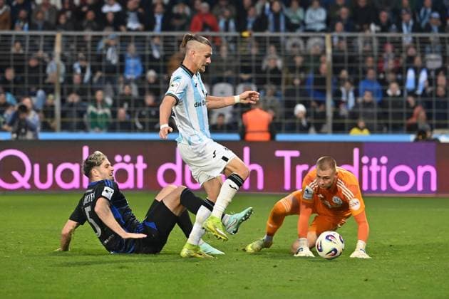 Sigurd HAUGEN TSV 1860 Muenchen plays around Max BRAUNE goalkeeper DU uund Tobias FLECKSTEIN DU and scores the goal to make it 2 1, Action Football 3 Liga,11 Matchday, Season 2025 26 TSV 1860 Muenchen MSV Duisburg on 19 10 2025 GRUENWALDER STADION