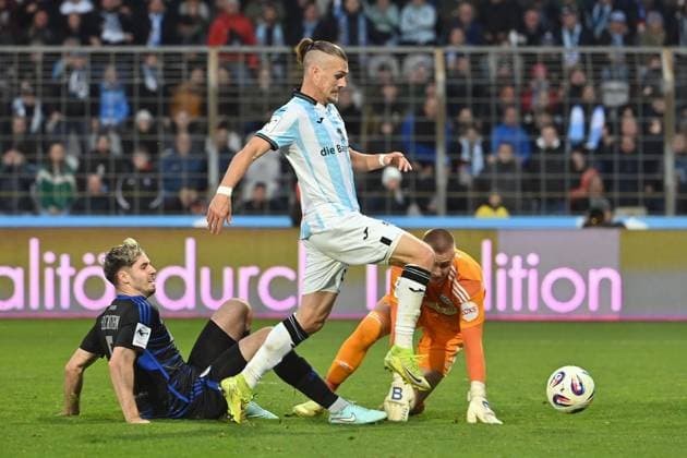 Sigurd HAUGEN TSV 1860 Muenchen plays around Max BRAUNE goalkeeper DU uund Tobias FLECKSTEIN DU and scores the goal to make it 2 1, Action Football 3 Liga,11 Matchday, Season 2025 26 TSV 1860 Muenchen MSV Duisburg on 19 10 2025 GRUENWALDER STADION