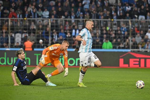 Sigurd HAUGEN TSV 1860 Muenchen plays around Max BRAUNE goalkeeper DU uund Tobias FLECKSTEIN DU and scores the goal to make it 2 1, Action Football 3 Liga,11 Matchday, Season 2025 26 TSV 1860 Muenchen MSV Duisburg on 19 10 2025 GRUENWALDER STADION