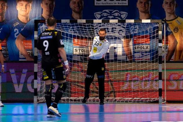 Goalkeeper Petros Boukovinas No. 16, HSC 2000 Coburg is blinded by the sun and the game is interrupted VfL Luebeck Schwartau vs HSG 2000 Coburg, Handball, 2 Bundesliga, 19 10 25 Luebeck Schleswig Holstein Germany Copyright: xAgentur54Gradx xFelixxKoenigx