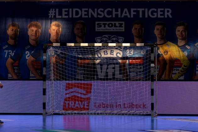 Goalkeeper Petros Boukovinas No. 16, HSC 2000 Coburg is blinded by the sun and the game is interrupted VfL Luebeck Schwartau vs HSG 2000 Coburg, Handball, 2 Bundesliga, 19 10 25 Luebeck Schleswig Holstein Germany Copyright: xAgentur54Gradx xFelixxKoenigx