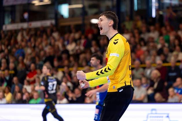 Goalkeeper Paul Dreyer Nr 12, VfL Luebeck Schwartau rejoices VfL Luebeck Schwartau vs HSG 2000 Coburg, Handball, 2 Bundesliga, 19 10 25 Luebeck Schleswig Holstein Germany Copyright: xAgentur54Gradx xFelixxKoenigx