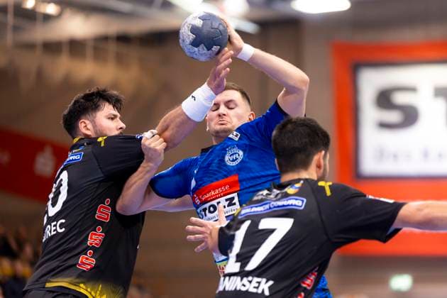Janik Schrader No. 23, VfL Luebeck Schwartau vs Tin Kontrec No. 20, HSC 2000 Coburg and Nejc Planinsek No. 17, HSC 2000 Coburg VfL Luebeck Schwartau vs HSG 2000 Coburg, Handball, 2 Bundesliga, 19 10 25 Luebeck Schleswig Holstein Germany Copyright: xAgentur54Gradx xFelixxKoenigx