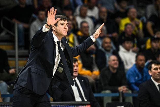 19 10 2025, xlakx, Basketball easyCredit BBL Pokal Round of 16, Alba Berlin Ratiopharm Ulm v l Pedro Calles Alba Berlin coach gives instructions, gesticulates with arms, gesticulate, gives instructions Berlin Daniel Lakomski