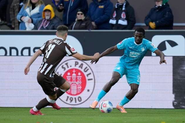 Arkadiusz Pyrka (FC St. Pauli) und Bazoumana TourÃ (TSG 1899 Hoffenheim) im Zweikampf waehrend des spiels der Bundesliga zwischen FC St. Pauli und TSG Hoffenheim, Millerntor-Stadion am 19. October 2025 in Hamburg, Deutschland. (Foto von Alex Gottschalk DeFodi Images) +++ Arkadiusz Pyrka (FC St. Pauli) und Bazoumana TourÃ (TSG 1899 Hoffenheim) battle for the ball during the Bundesliga match between FC St. Pauli and TSG Hoffenheim at Millerntor-Stadion on October 19, 2025 in Hamburg, Germany. (Photo by Alex Gottschalk DeFodi Images) DFL regulations prohibit any use of photographs as image sequences and or quasi-video. (Photo by Alex Gottschalk DeFodi Images) DFL regulations prohibit any use of photographs as image sequences and or quasi-video. Arkadiusz Pyrka FC St Pauli and Bazoumana TourÃ TSG 1899 Hoffenheim in a duel during the Bundesliga match between FC St Pauli and TSG Hoffenheim, Millerntor Stadion on October 19, 2025 in Hamburg, Germany Photo by Alex Gottschalk DeFodi Images Arkadiusz Pyrka FC St Pauli and Bazoumana TourÃ TSG 1899 Hoffenheim battle for the ball during the Bundesliga match between FC St Pauli and TSG Hoffenheim at Millerntor Stadion on October 19, 2025 in Hamburg, Germany Photo by Alex Gottschalk DeFodi Images DFL regulations prohibit any use of photographs as image sequences and or quasi video Photo by Alex Gottschalk DeFodi Images DFL regulations prohibit any use of photographs as image sequences and or quasi video