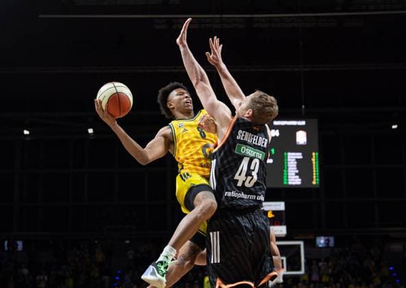 Basketball, Men, Season 2025 2026, BBL Cup Round of 16 , Alba Berlin ratiopharm Ulm, f l Rejean Boogie Ellis Alba , Christian Sengfelder Ulm , 19 10 2025, Copyright: xSebastianxRäppold MatthiasxKochx