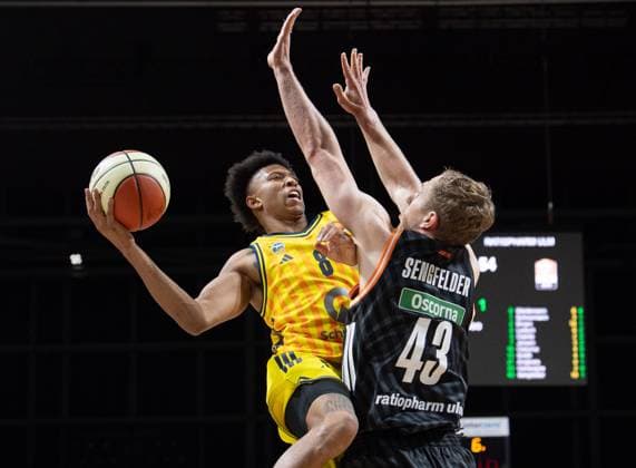 Basketball, Men, Season 2025 2026, BBL Cup Round of 16 , Alba Berlin ratiopharm Ulm, f l Rejean Boogie Ellis Alba , Christian Sengfelder Ulm , 19 10 2025, Copyright: xSebastianxRäppold MatthiasxKochx