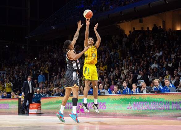 Basketball, Men, Season 2025 2026, BBL Cup Round of 16 , Alba Berlin ratiopharm Ulm, v l Nelson Weidemann Ulm , Jack Kayil Alba , 19 10 2025, Copyright: xSebastianxRäppold MatthiasxKochx