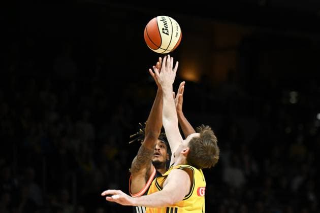 19 10 2025, xlakx, Basketball easyCredit BBL Pokal Round of 16, Alba Berlin Ratiopharm Ulm v l Bryce Brown Ratiophram Ulm , Moses Wood Alba Berlin duel, duel, fight, tackle Berlin Daniel Lakomski