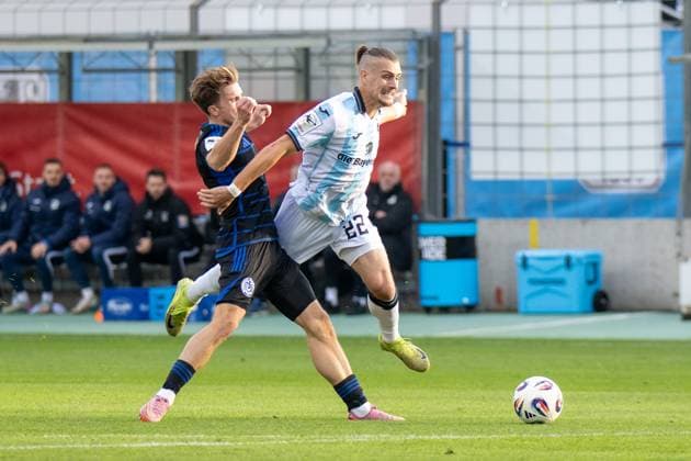 Patrick Sussek 37 MSV Duisburg blocks Sigurd Haugen 22 TSV 1860 Muenchen , he comes to fall, TSV 1860 Muenchen vs MSV Duisburg, 3 Liga, 11 Matchday, 19 10 2025 DFB regulations prohibit any use of photographs as image sequences and or quasi video Muenchen Bayern Germany Copyright: xkolbert-press UlrichxGamelx