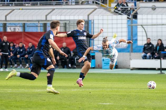 Patrick Sussek 37 MSV Duisburg blocks Sigurd Haugen 22 TSV 1860 Muenchen , he comes to fall, TSV 1860 Muenchen vs MSV Duisburg, 3 Liga, 11 Matchday, 19 10 2025 DFB regulations prohibit any use of photographs as image sequences and or quasi video Muenchen Bayern Germany Copyright: xkolbert-press UlrichxGamelx