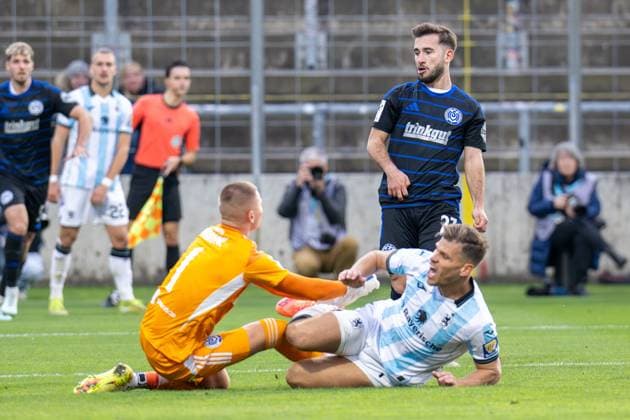Florian Niederlechner 7 TSV 1860 Muenchen collides with Maximilian Braune 1 MSV Duisburg, TSV 1860 Muenchen vs MSV Duisburg, 3 Liga, 11 Matchday, 19 10 2025 DFB regulations prohibit any use of photographs as image sequences and or quasi video Muenchen Bayern Germany Copyright: xkolbert-press UlrichxGamelx
