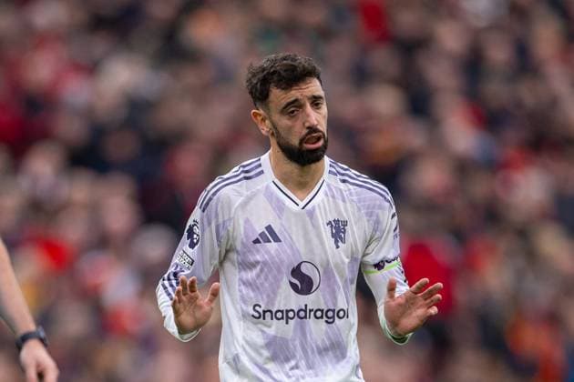 Football - FA Premier League - Liverpool FC v Manchester United, ManU FC LIVERPOOL, ENGLAND - Sunday, October 19, 2025: Manchester United s captain Bruno Fernandes during the FA Premier League match between Liverpool FC and Manchester United FC at Anfield. (Photo by David Rawcliffe Propaganda) LIVERPOOL Anfield MERSEYSIDE ENGLAND  Copyright: xDavidxRawcliffex P2025-10-19-Liverpool_Man_Utd-39