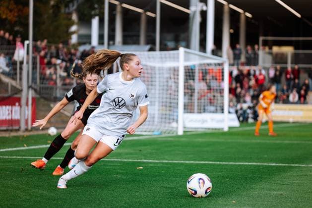 19 10 25, Women, Football, Google Pixel Womens Bundesliga, Season 2025 2026, Bayer 04 Leverkusen VfL Wolfsburg, 7 Matchday Janou Levels 15 VfL Wolfsburg dribbling Leverkusen Ulrich Haberland Stadion NRW Germany